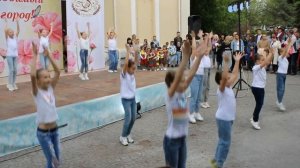 Группы "Лапушки", "Одуванчики". Флеш-моб "Танцуй со мной". 2022-05-01. Огоньки. Таганрог