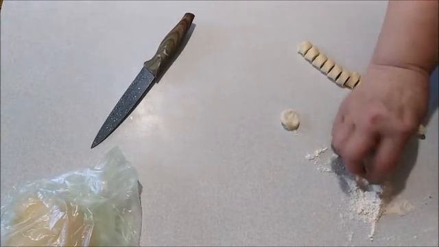 Килограмм мяса, полтора килограмма теста и большая луковица.