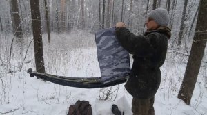 Как можно переночевать в лесу. Простейший гамак из 2 верёвок и куска ткани.