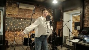 Ролик записи песни в студии звукозаписи.