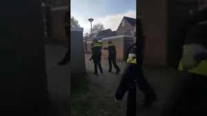 Полиция Нидерландов забирает ребенка