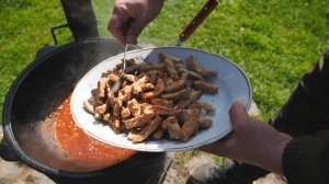 Старинный грузинский рецепт. Мясо в казане с маринованными томатами.