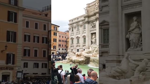 THE CROWD IN TREVI FOUNTAIN | FONTANA DI TREVI | Rome, Italy #shorts