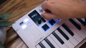 Arturia MINILAB 3 VS Akai MPK Mini Mk.3 - Which MIDI Keyboard should YOU choose?