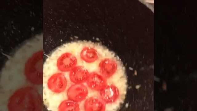 ТОМ ЯМ кисло- острый суп с креветками , рыбой и другими морепродуктами. смотреть онлайн