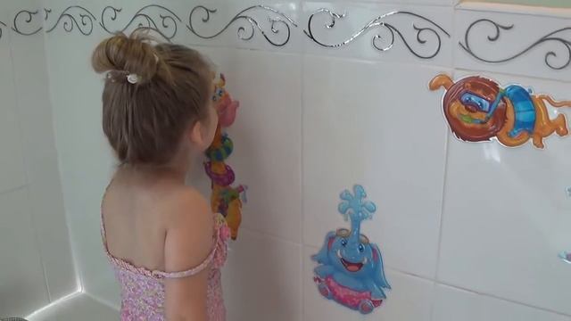 ♥РАЗВЛЕЧЕНИЯ ДЛЯ ДЕТЕЙ ИГРЫ В ВАННЕ Рождение магической русалки из шипящей ракушки Наклейки на стен смотреть онлайн