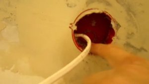 Очистить подрозетник от штукатурки.