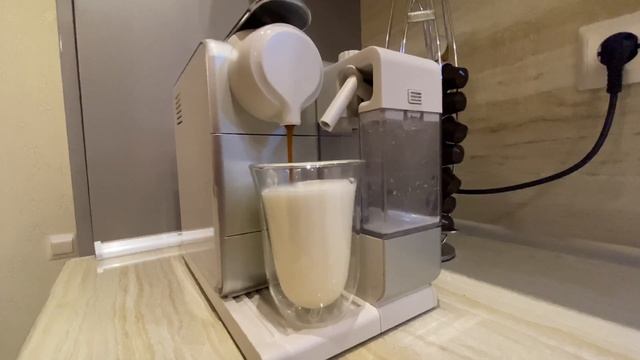 приготовление латте на Nespresso Delonghi EN 550 смотреть онлайн
