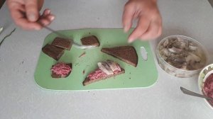 Бутерброды с сельдью и бородинским хлебом.