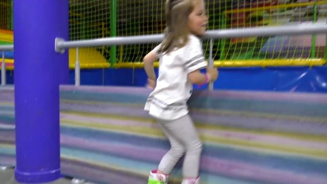 ВЛОГ: Детский РОЛЛЕРДРОМ Диана ПЛАЧЕТ! Первые шаги на роликах! смотреть онлайн