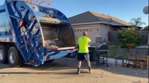 Как мусоровоз забирает мусор утром. Тяжелая профессия водитель мусоровоза.