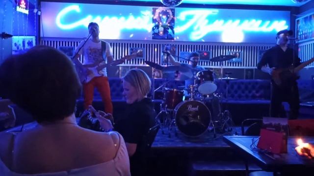 Живая музыка в баре "Синий Пушкин" (Питер, май 2021 г.). Кавер на песню Ой-йо. смотреть онлайн
