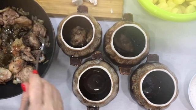 Рецепт для ленивых. Курица в горшочках.