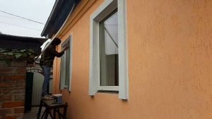Покраска откосов на окнах на фасаде.