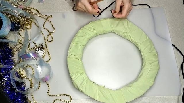 РОЖДЕСТВЕНСКИЙ венок из шаров своими руками / Новогодний декор своими руками /DIY