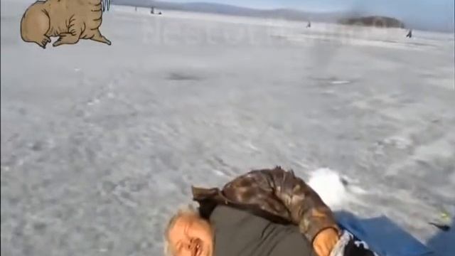 Мужик на льду ( НАРЕЗКА ПРИКОЛОВ ) история про бухого мужика лежащего на льду (Бать тебе нормально? смотреть онлайн