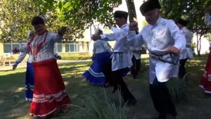 Черноморские лихие наши казаки. Ансамбль «Казаки-черноморцы». Солисты: Л. Литвиненко и Н. Костырев.