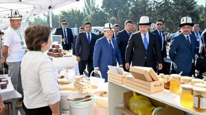 Садыр Жапаров внезапно приехал на ярмарку в Бишкеке оценить продукты от производителей