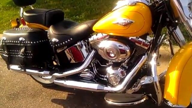 Желтый мотоциклов Harley Davidson