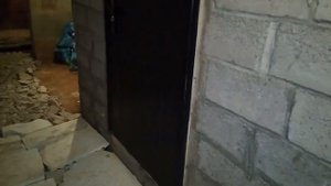 Личный подвал в городском многоквартирном жилом доме.