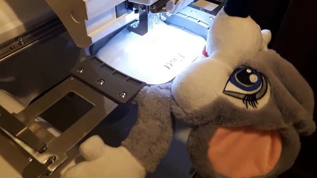 Вышивка, процесс нанесения вышвки на игрушку. смотреть онлайн