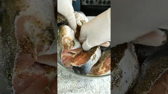 Это очень вкусно! Как  приготовить стейки пангасиуса в духовке за полчаса #shorts