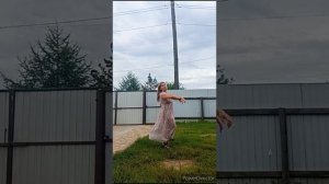 Замедленная съёмка.Как же мне нравится, как развивается платье на ветру.