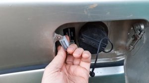 Уаз Патриот. Устраняю дребезжание лючков бензобаков за 20 рублей.