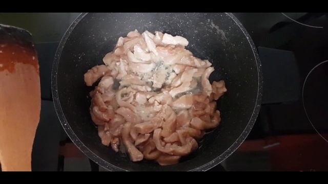 Тушкована капуста з курячим філе
