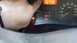 Загорается лампа уровня топлива Dacia logan.