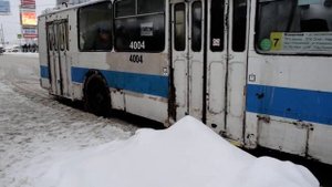Троллейбус ЗиУ-682 КВР БТРМ-4004. Отправление с пробуксовкой.