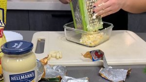 Салат Нежность . Яйцо и Плавленый сыр с майонезом и чесноком . Блюдо на Новогодний стол .