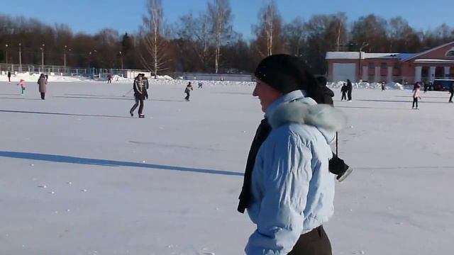 Агапов Андрей первый раз на коньках 2012г. Каток город Заволжье смотреть онлайн