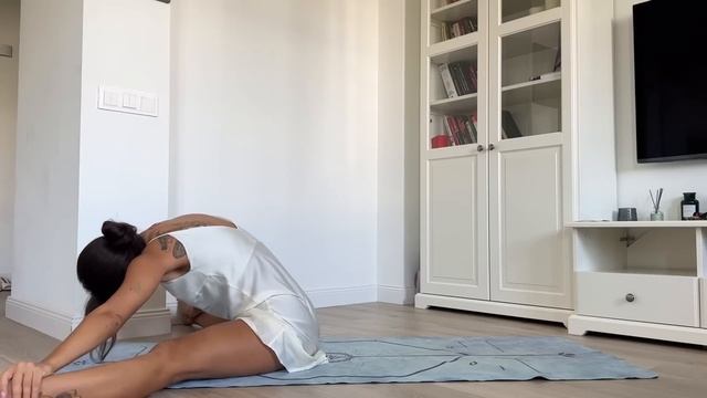 Stretching legs at home смотреть онлайн