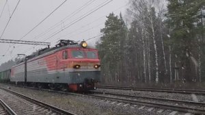 Поезд едет сквозь метель