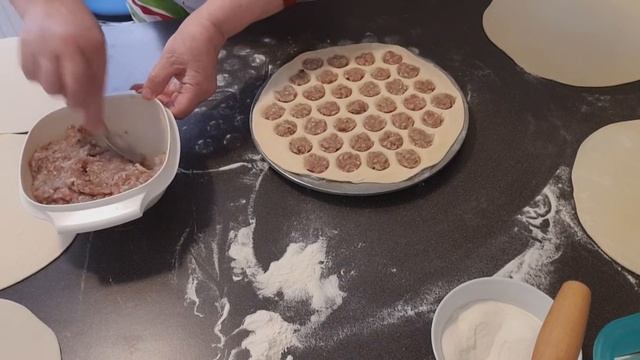 Как легко и быстро сделать пельмени на пельменице! смотреть онлайн