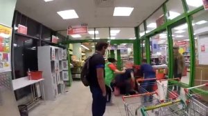 Избиение в Пятерочке. Пятерочка выручает - Пятерочка вырубает