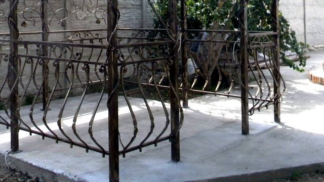 Крыша беседки на столбах из металла, стойки из квадратной трубы для навеса, перила