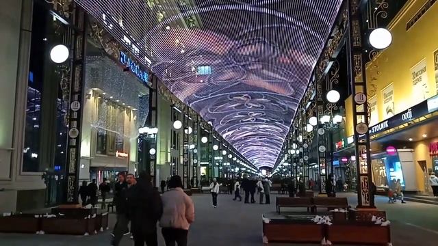 В Екатеринбурге на медиаэкране на Вайнера начали крутить классическую музыку