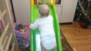 7 месяцев. Лезет на  горку. Горка пластиковая (пластмассовая) детская большая mochtoys 10832