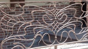 Идеи дизайна веранды в частном доме . Столбы из кирпича на веранде