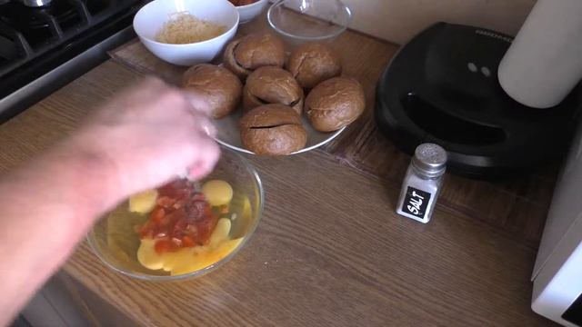 Готовим Вкусные Булочки С Колбасой Яйцом И Сыром смотреть онлайн