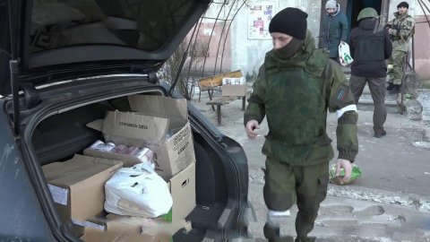 Народная милиция и военные привезли еду и лекарства в районы ЛНР, откуда сбежали боевики