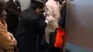 Осия - заталкиватели в метро Японии