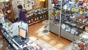 В славном Ржеве поехавшая тетка устроила погром в хозяйственном магазине .