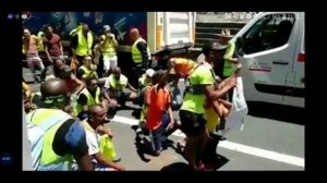 LES CRS PROVOQUENT LES GILETS JAUNES A LA REUNION