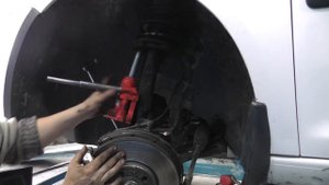 Volkswagen Caddy.Замена передней стойки..mp4