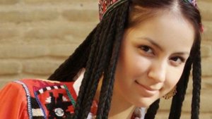 Почему узбечки заплетают много косичек? И что они означают?