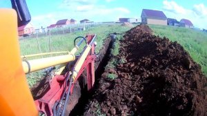 Копаю траншею под водопровод с трактором ЭО-2621(ЮМЗ).