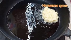 Оладьи из лука и манки со сметаной на завтрак.